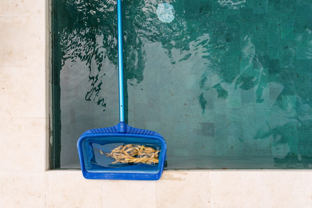 Pool im Herbst reinigen