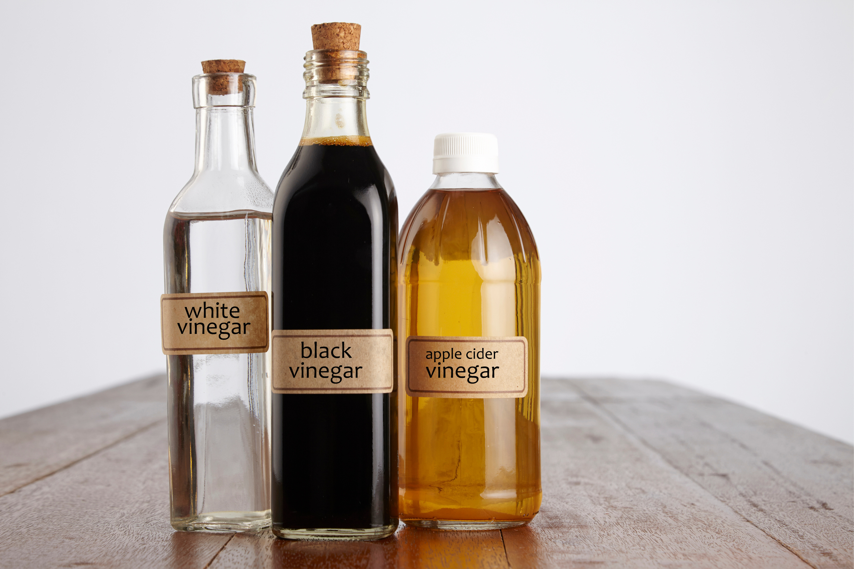 weißer essig, schwarzer essig, apfelessig, essigflasche aus glas, glasflasche